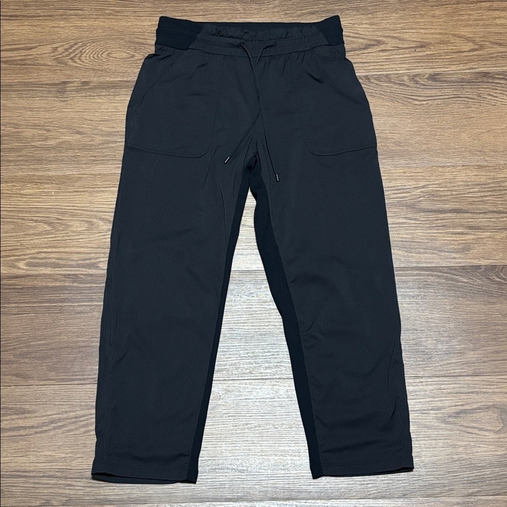 lululemon athletica Black Cropped Pants Size: 8